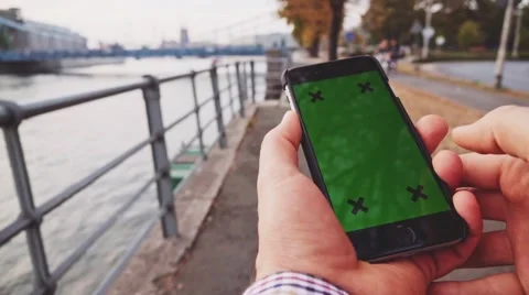 POV: Close-up of Male Hand using Smartphone. Chromakey. SLOW MOTION 120 fps. Vidéo 67223530