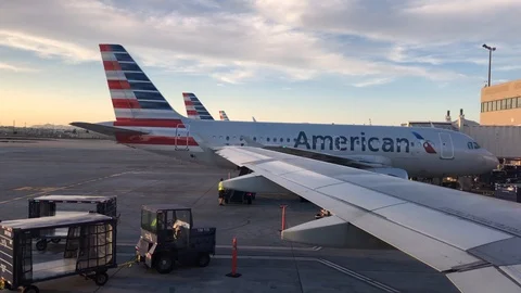 POV dolly pull in of an airplane window while the plane is on the tarmac Vidéo 121291903