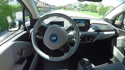 POV Driverless autonomous automatic selfdriving BMW i3 electric car self-parking Vidéo 79815871