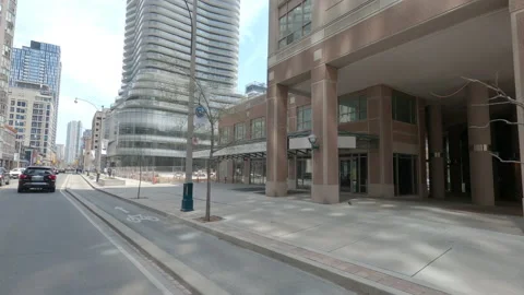 POV driving on empty Toronto city streets during COVID 19 pandemic lockdown 库存影片 152996852