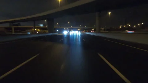 POV driving fast reverse shot at night in the dark with car traffic Vidéo 146931251