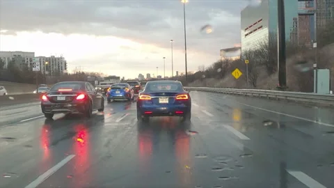 POV driving in heavy rush hour highway traffic in the rain 库存影片 150394055