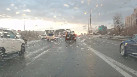 POV driving in heavy rush hour highway traffic in the rain Stockbeeldmateriaal 150397343