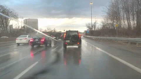 POV driving in heavy rush hour highway traffic in the rain Vidéo 150398826