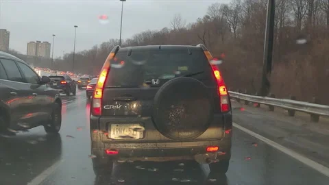 POV driving in heavy rush hour highway traffic in the rain Stockbeeldmateriaal 150405144