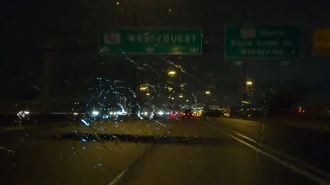 POV driving plate driving on a dark wet rainy night 库存影片 152320341