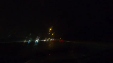 POV driving plate driving on a dark wet rainy night on city streets Vídeos de archivo 153300541