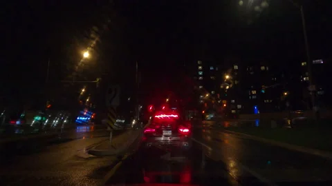 POV driving plate driving on a dark wet rainy night on city streets 库存影片 153306400