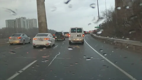 POV driving plate in heavy rush hour highway traffic in the rain Vídeo Stock 150409085