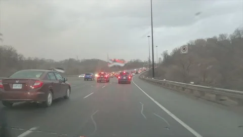 POV driving plate in heavy rush hour highway traffic in the rain Vidéo 150409818