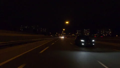 POV driving plate reverse rear view show on a very dark night on the streets Vídeo Stock 153317981