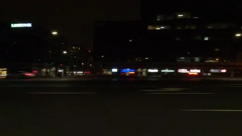 POV driving plate with side view on dark city streets at night with car traffic Vídeos de archivo 149465554