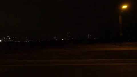 POV driving plate with side view on dark city streets at night with car traffic Vídeos de archivo 149467134