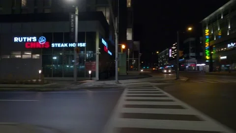 POV driving plate with side view on dark city streets at night with car traffic Vídeos de archivo 149467387