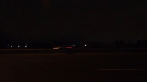 POV driving plate side view on dark city streets at night Vidéo 149726585