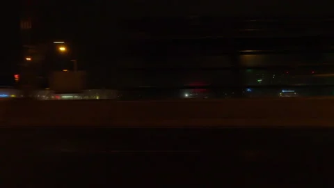 POV driving plate side view on dark city streets at night 库存影片 149731129