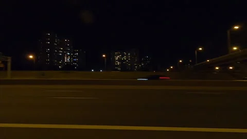 POV driving plate side view city streets on a very dark night Vídeos de archivo 154223390