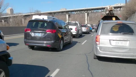 POV driving plate slow moving rush hour car traffic on highway Vidéo 151497645