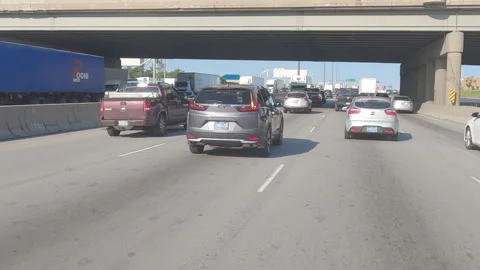 POV driving plate slow rish hour traffic on highway Vidéo 155525940