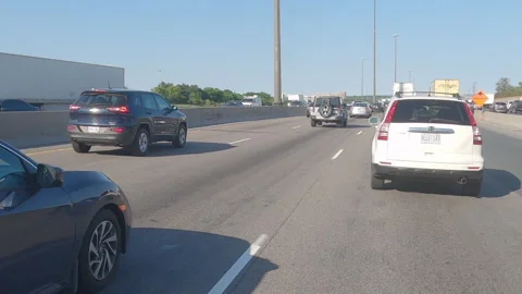 POV driving plate slow rish hour traffic on highway Vídeos de archivo 155526207