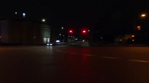 POV driving side view on dark city streets at night 库存影片 149471242