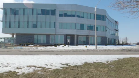 POV empty city streets and office buildings during work from home in COVID 19 Vidéo 149907998