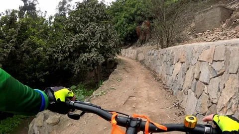 POV first person view riding a bike on a small enduro circuit in the viewpoint Stockbeeldmateriaal 161003855