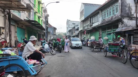 POV Ground Level Move Through Surabaya Old Town Stockbeeldmateriaal 345154506