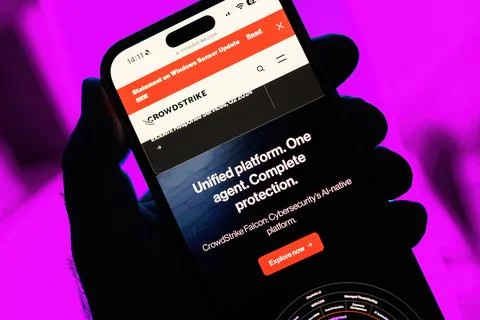 POV: Holding iPhone with CrowdStrike Page on Global IT Outage Stockfoto's