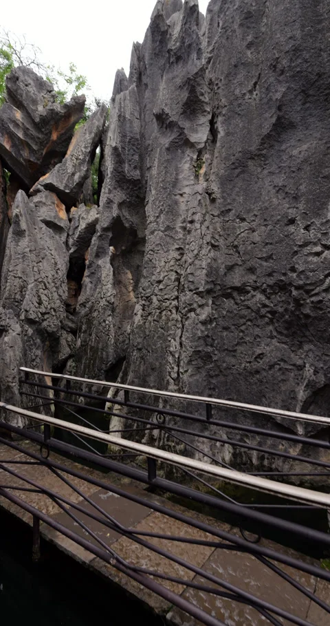POV looking to angular path and surrounding rocks, Shilin Stone Forest 库存影片 329598333