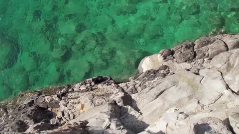 Pov looking down cliff at greenish blue water in Maui Hawaii. Stock Footage 136266776