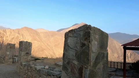 Pov looking out of car window country houses with mountains background in highla Vidéo 199555666