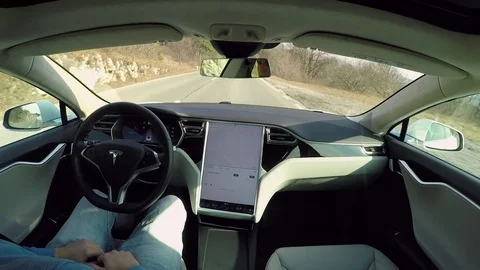 POV: Man driving in self-steering autonomous autopilot Tesla all-electric car Vidéo 72881173