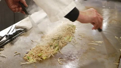 POV motion while chef is cooking stir fried bean sprout of Yasai Itame frie.. Видео 339575061