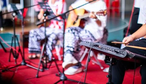 POV over Electronic Drum Kit and keyboard of a live acoustic music performa.. Stock-Fotos