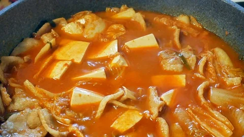 POV to pan while cooking korean food-Soft tofu stew sundubu-jjigae. Video stock 128796325
