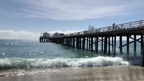 POV Panning Shot of Waves Under Beautiful Beach Pier - Malibu Beach Vídeo Stock 104716366
