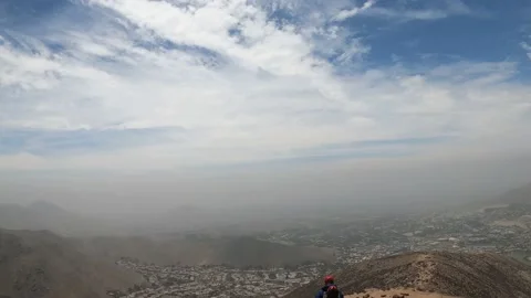 POV point of view going down the Atrapaniebla trekking in la molina, lima, Peru Vidéo 142674656