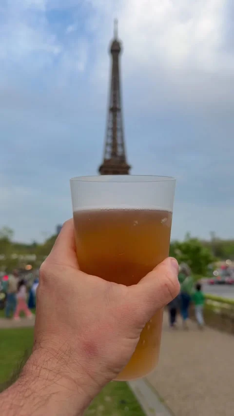 POV Point of view of hand holding beer with blur Eiffel Tower in Paris Stock-Footage 334187934