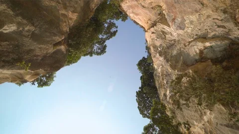 POV: Rotating while looking up at the cliff face at stingray bay. Mercury bay. Stock-Footage 104588689