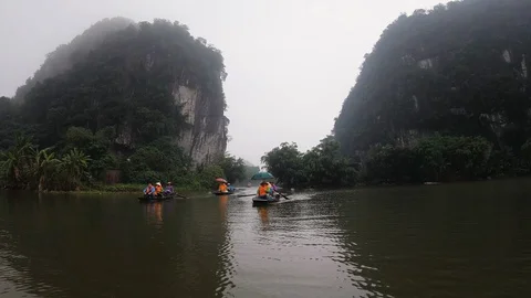 POV from rowing boat floating across red river passing other tourists, Ninh Binh Stock-Footage 147354795