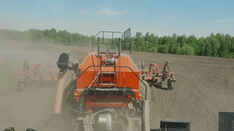 POV from seed drill during planting operation on cultivated farmland. Vidéo 345021808