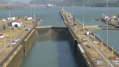 POV from ship-pulling into lock at Miraflores Video stock 109074925
