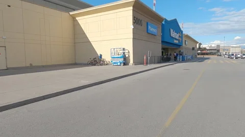 POV shopping mall empty retail stores closed in COVID 19 pandemic Stockbeeldmateriaal 153992519