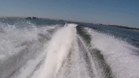 Pov shot of being in the back of a fast moving boat on the river. 库存影片 100389208