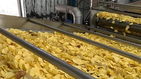Pov shot The chips are pouring out of the machine Vídeos de archivo 259023764