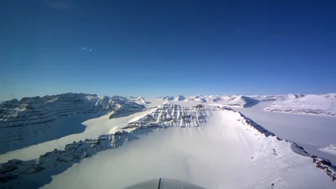 POV shot from the front of a plane flying over frozen arctic tundra of Vidéo 123367493
