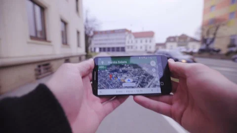POV of smartphone showing navigation map to location on foot 4K Vidéo 73491072