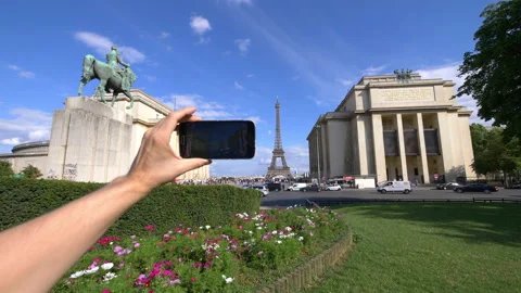 POV on taking a selfie view on Eiffel Tower in Paris in 4K slow motion Vídeo Stock 88658047