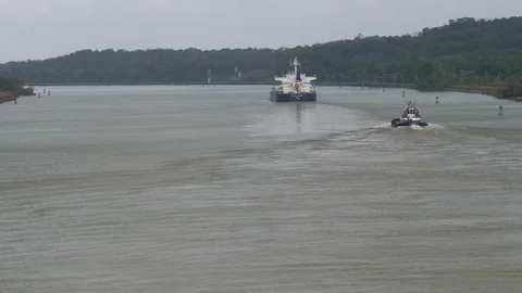 POV-Time Lapse-Bulk Carrier ship and tug boat in Panama Canal Video stock 109078154